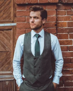 man-suit_1321-1120